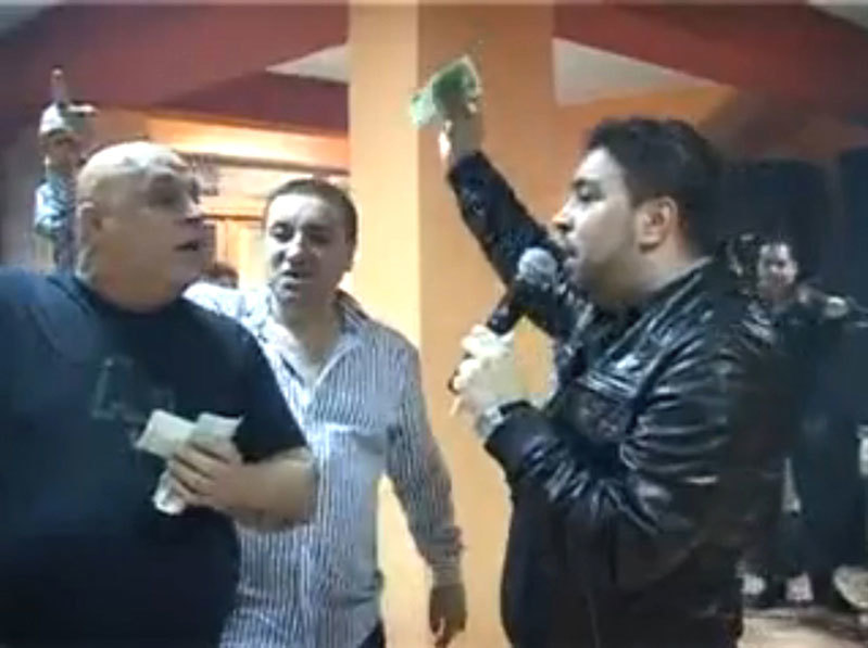 Ion Pârnică (stânga), la o petrecere cu manele