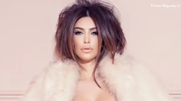 Şi-a scos toate atuurile la înaintare! Kim Kardashian, mai sexy ca niciodată în lenjerie intimă retro