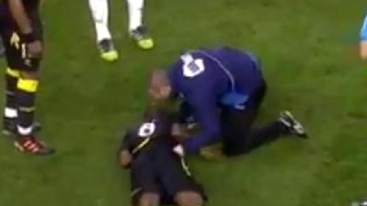VIDEO Un fotbalist de la Bolton Wanderers a facut un atac de cord pe teren! Starea lui e critica!