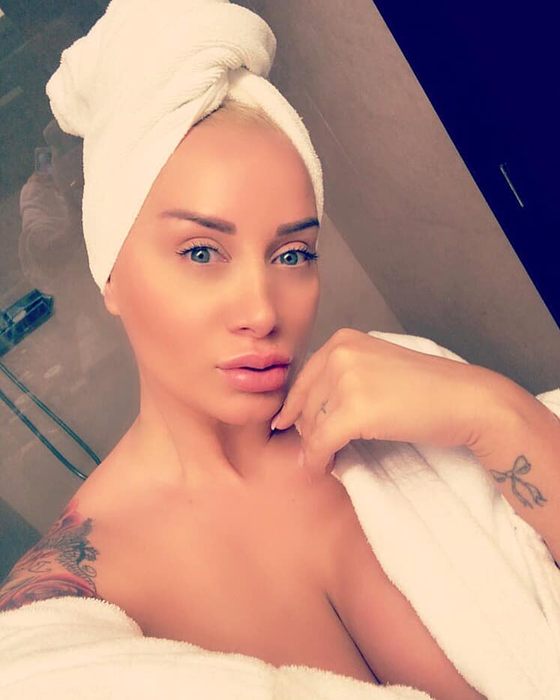 Celebrul tatuaj al Pamelei Anderson nu se mai regăsește pe brațul Simonei