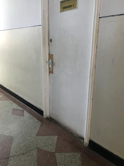 Clanțele de la Primăria Balș sunt "protejate" contra gripei cu tifon îmbibat în spirt
