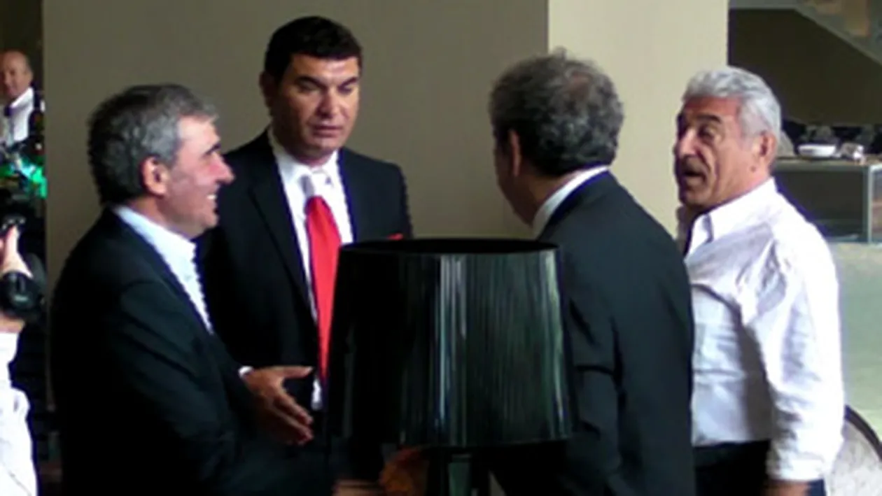 Invazie de V.I.P-uri la dineul oficial dinainte de Dinamo - Barcelona! Gica Hagi, Cristi Borcea, Giovani Becali si Robert Negoita au luat masa cu starurile catalane!