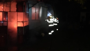 A rămas sub cerul liber. Casă mistuită de foc în Argeș