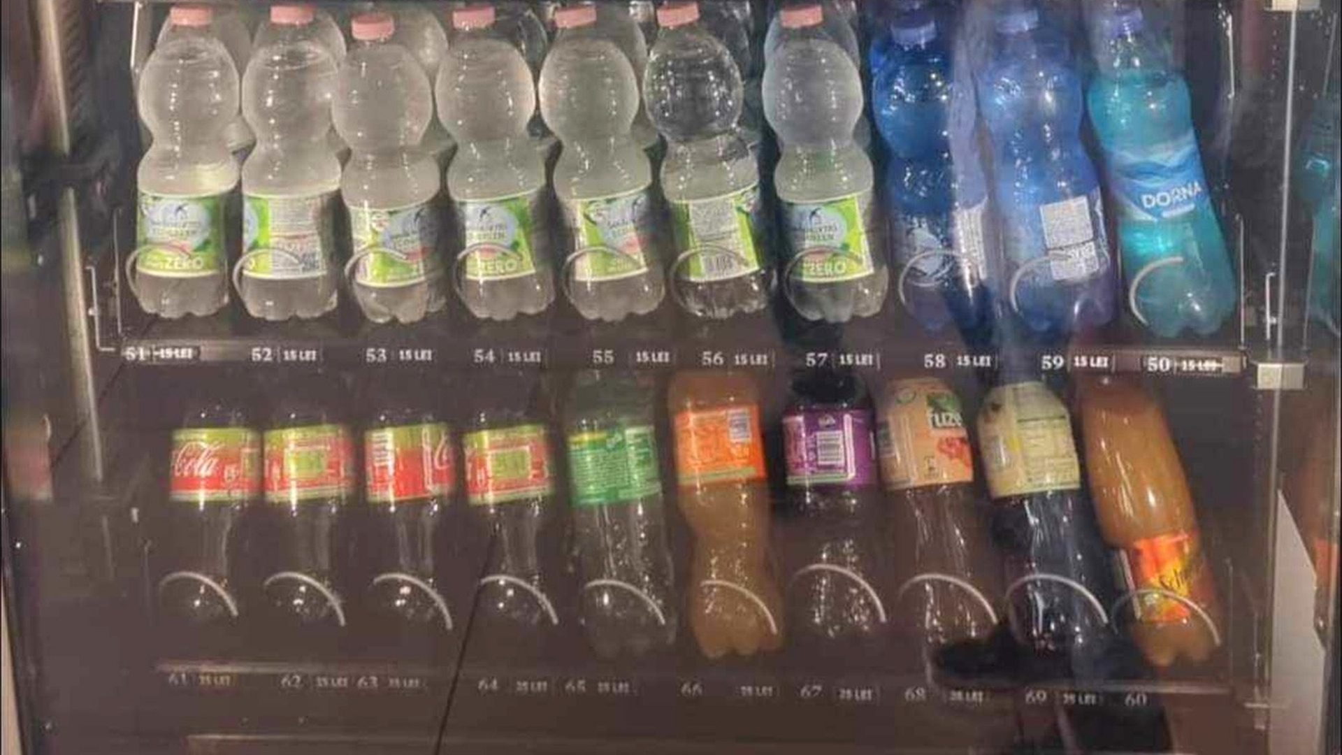 Nu este o eroare! Ireal cât costă o sticlă de Cola sau Fanta, la 0.5l, în aeroportul din Iași