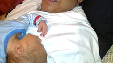 Cel mai rasfatat bebelus! Baietelul lui Gabi Firea a pus stapanire pe taticul lui: nu se dezlipeste de el nici cand doarme!