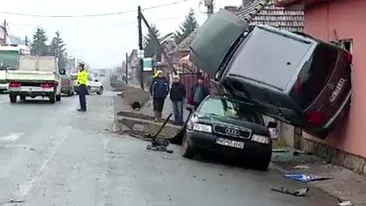 Nici în filmele cu CASCADORI nu vezi aşa ceva. ACCIDENT TERIBIL, surprins de CAMERELE DE SUPRAVEGHERE