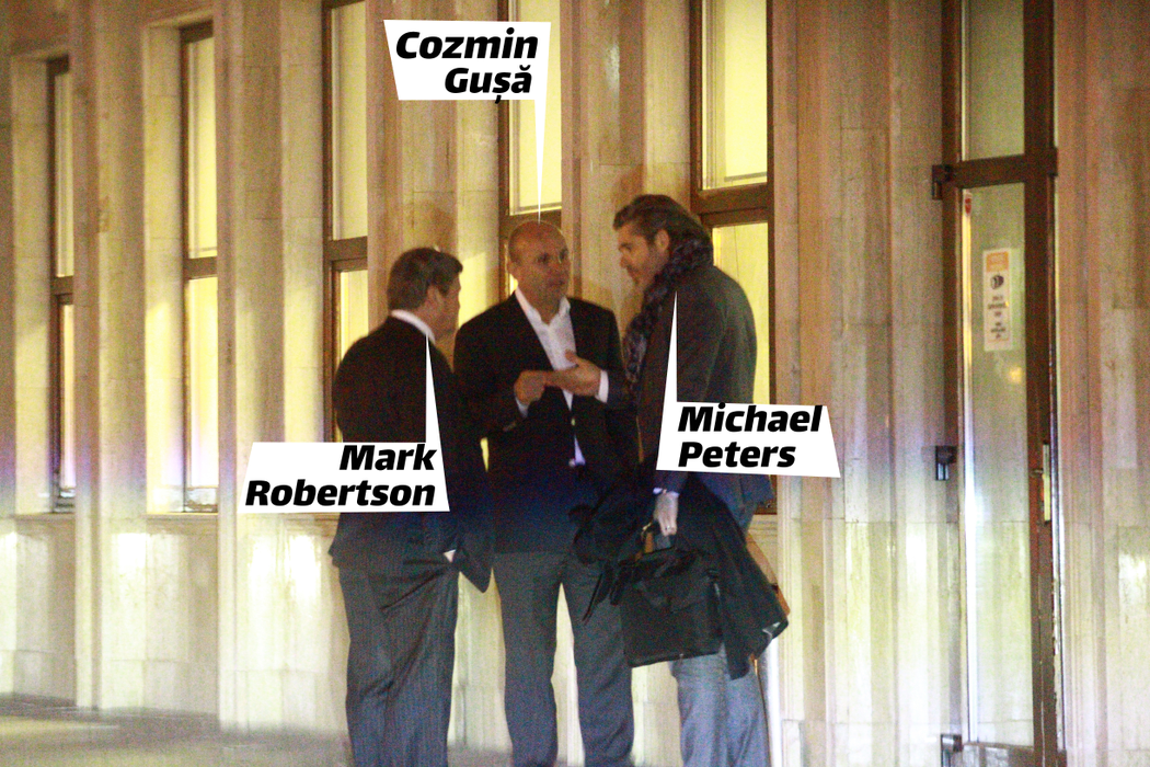 Cozmin Gușă, într-o discuție cu Michael Peters și Mark Robertson, la Aeroportul Băneasa