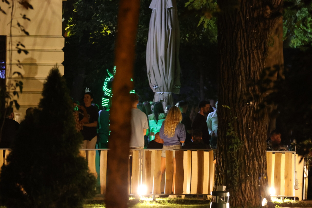 Peste 100 de persoane aveau să treacă pragul Brasseriei, unde Adrian Mititelu Jr. a avut grijă ca totul să fie ca la carte (Foto: CANCAN.RO)