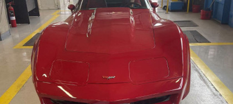 Chevrolet Corvette, fabricat în urmă cu aproape o jumătate de secol, fotografiat la RAR Iași