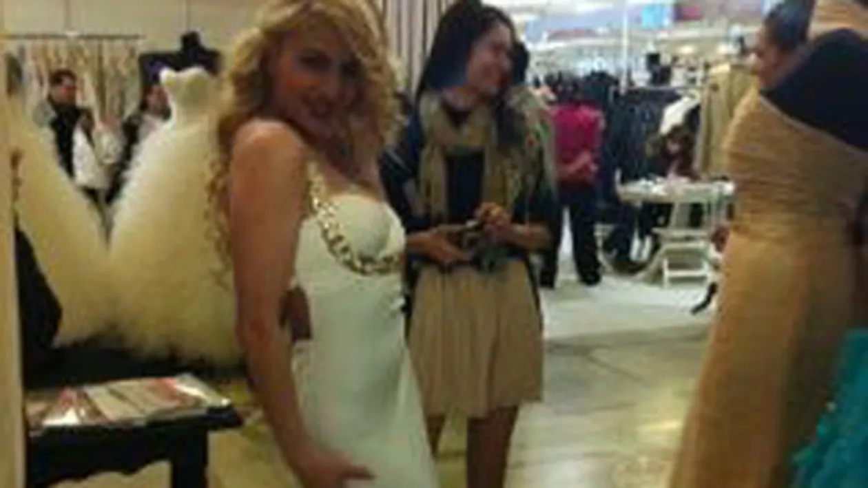 Lora, te pregatesti de nunta? Vezi ce mireasa sexy este cantareata!