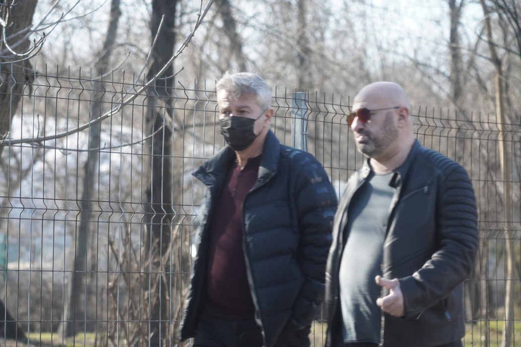 Dani Bittman și Cătălin Scărlătescu, unul cu mască și celălalt fără