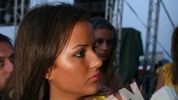 Ce aroganta! Vezi cum verifica Mihai Costea daca iubita lui e acasa! Cruduta s-a saturat sa fie pe telecomanda