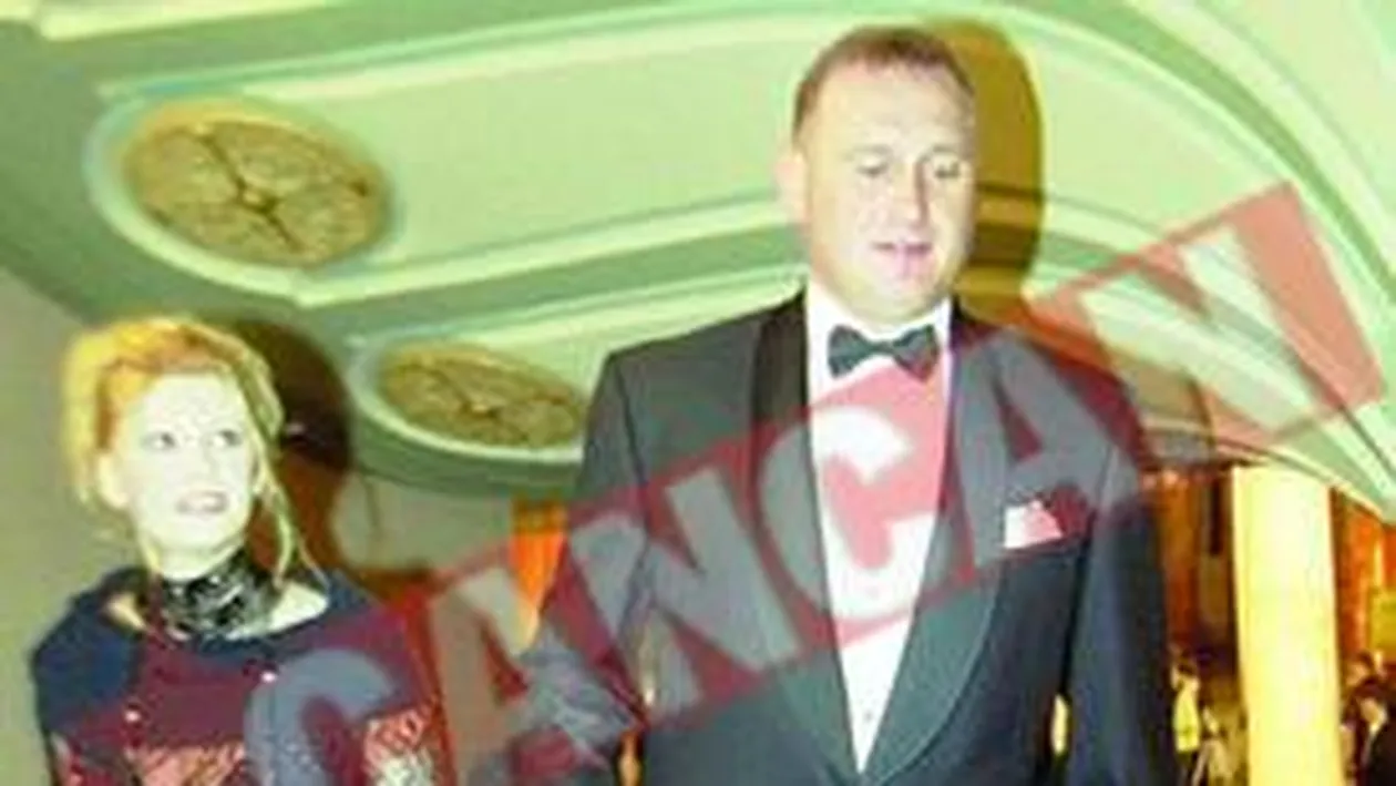 I-a daruit iubitei un avion cu numele ei pe fuselaj