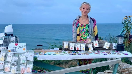 Emoționant! O fetiță de 11 ani vinde bijuterii făcute de ea pentru a-și salva cățelul