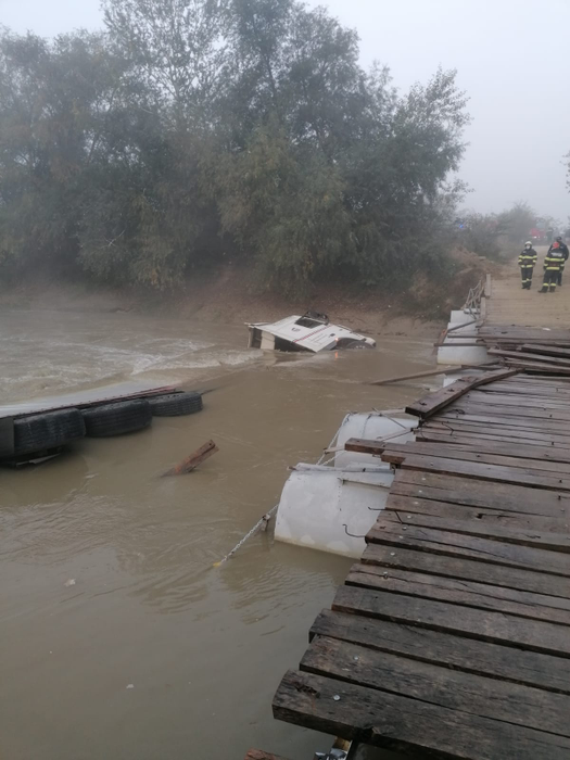 Un tir încărcat cu sticlă s-a răsturnat în apele râului Ialomița. Cum a fost găsit șoferul mastodontului înmatriculat în Ucraina | FOTO