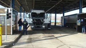 Grănicerii au rămas mască! Au controlat un camion care transporta fulgi de ovăz, dar au găsit...