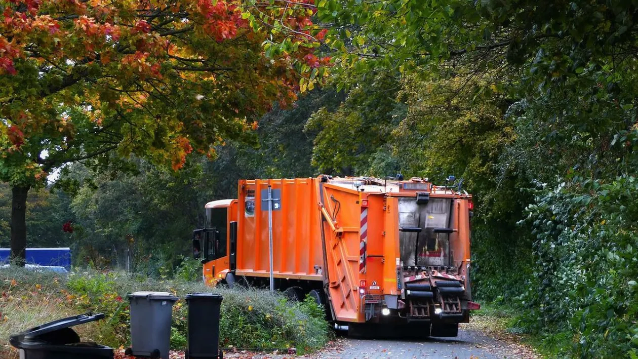 De-a râsu'-plânsu'! Pățania prin care au trecut niște gunoieri din Vaslui, din cauza gropilor nesemnalizate