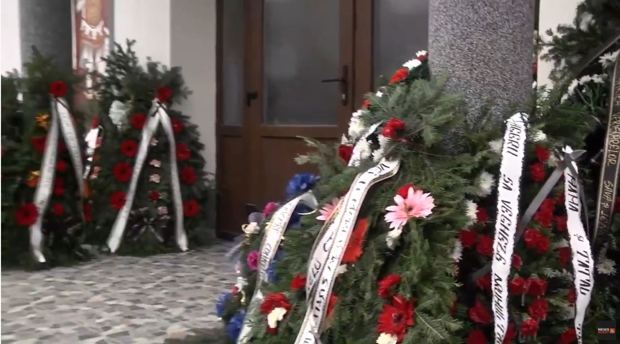 Imagini copleșitoare de la înmormântarea lui Dumitru Stroie. Ce mesaj au scris părinții cântărețului pe coroana de flori | FOTO & VIDEO