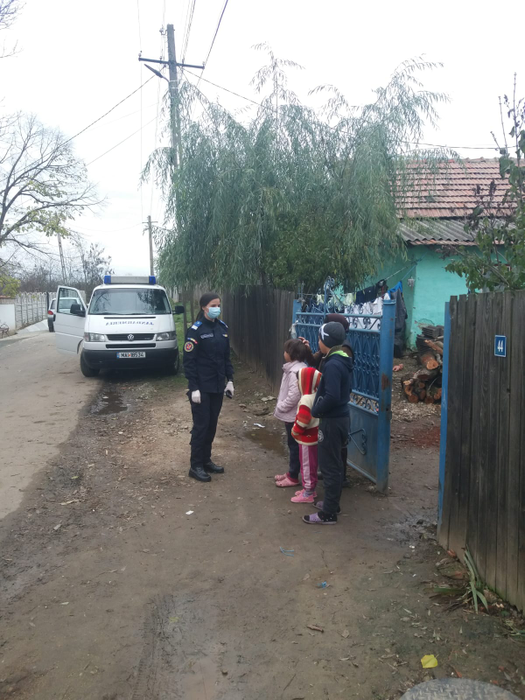 Străbunica și cei trei copilași au fost ajutați de jandarmi cu o sobă și lemne de foc