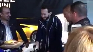 "Regele junglei" a ajuns in Romania! Catalin Morosanu, asteptat in aeroport cu mamaliga si cu jumari! Sotia lui si Gabi Jugaru au…