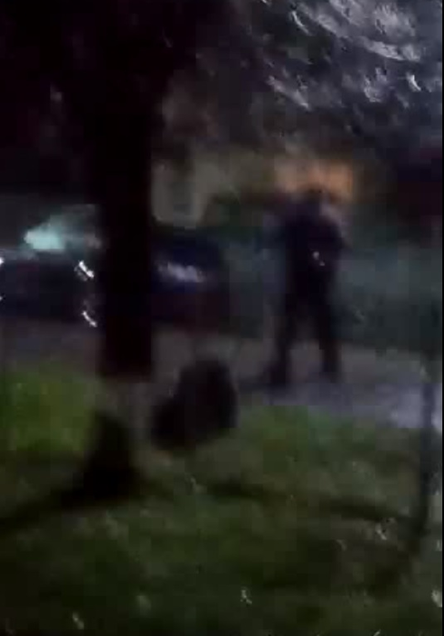 Focuri de armă la o secție de votare din Prahova! Un polițist a fost filmat în timp ce împușcă doi dintre bărbații care l-au atacat