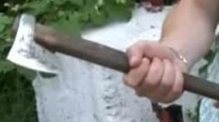 VIDEO L-a omorat cu un topor pentru ca depusese marturie impotriva lui!