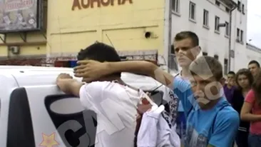 Tanar de 21 de ani injunghiat in fata unui liceu