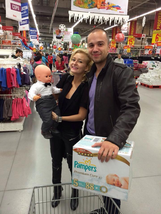 L-am găsit pe iubitul oficial al ”amantei” lui Tuncay! CANCAN.ro a aflat că Sandra este implicată într-o poveste de dragoste cu un inginer cu pătrăţele! Blonda şi logodnicul ei se cunosc din perioada liceului şi au locuit o vreme în Anglia