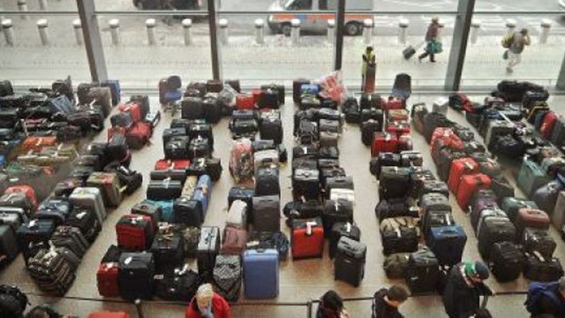 Doua romance, arestate pe aeroportul din Londra! N-o sa-ti vina sa crezi ce transportau in sosete! NU e vorba de droguri