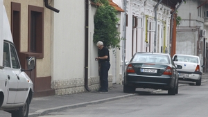 In plin divort, paparazzii l-au fotografiat in fata blocului fostei sotii! ! Bliturile s-au declansat cand s-a imbratisat cu...