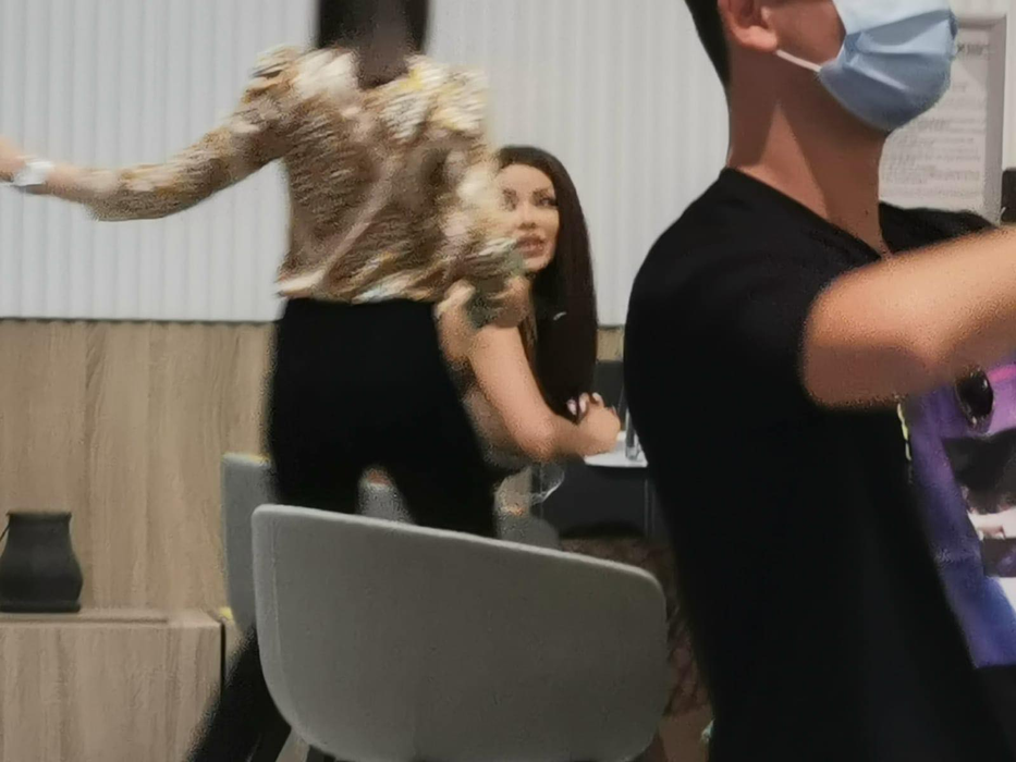 Bianca Drăgușanu discută cu angajații băncii