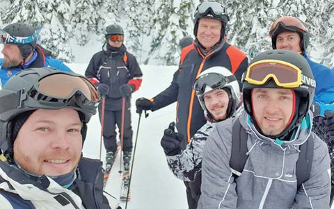 Klaus Iohannis, la munte! Cât costă echipamentul de ski pe care îl purta și cu ce Duster special a urcat
