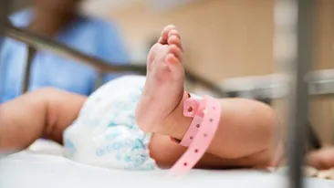 Caz șocant în Dâmbovița! Un bebeluș a ajuns la spital, înjunghiat în abdomen