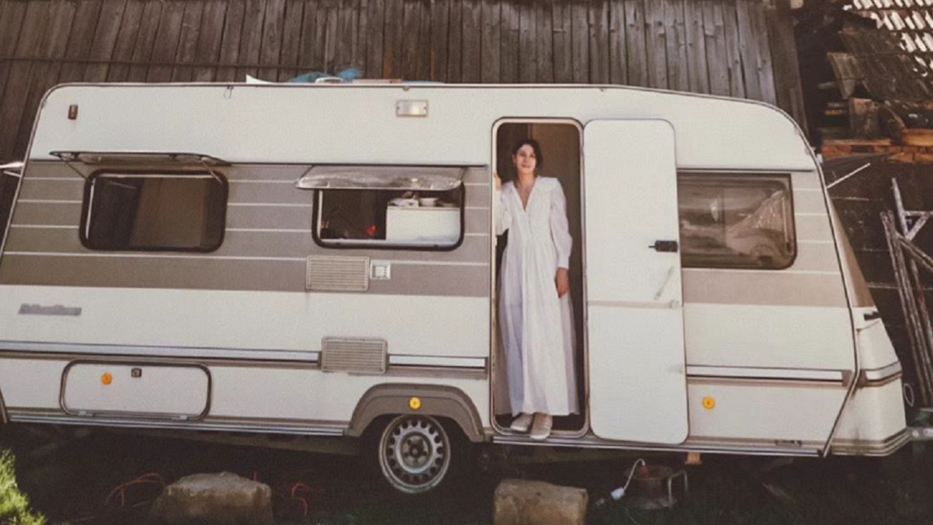 Cum arată autorulota de lux cu care călătorește Dana Rogoz. Are 2 paturi, o zonă de luat masa, dulapuri și sertare