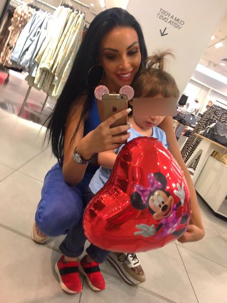 Micuțul locuiește alături de mama lui, Andreea Podărescu, tatăl are dreptul la vizite