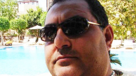 Politistii se chinuie de ani buni sa-l prinda, insa Boenica sta cu burta la soare si se crede Zorro