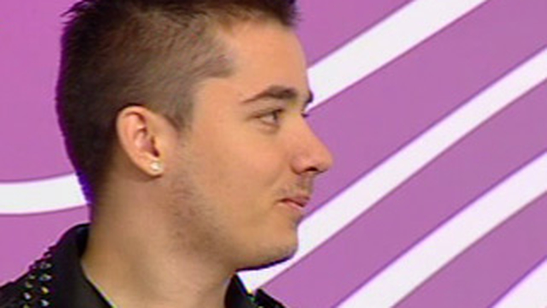 Nu l-ai mai recunoaste daca l-ai vedea pe strada! Uite cum s-a maturizat Adrian Tutu la un an si jumatate dupa ce a castigat "Romanii au talent"!