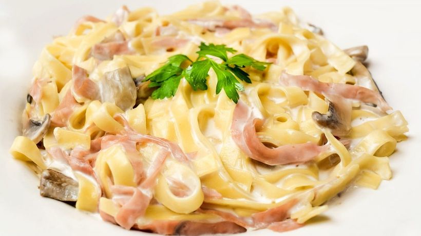 Rețeta clasică de spaghete carbonara. Ingrediente + cum să faci sosul de smântână
