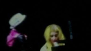 VIDEO O fetita de 10 ani a cantat alaturi de Lady GaGa!