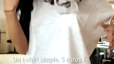 VIDEO O cantareata internationala poarta haine de 5 euro! Vezi despre cine e vorba