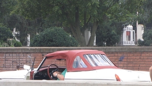 Un milionar ghinionist! Vezi prin ce a trecut un barbat dupa ce a ramas blocat cu masina de epoca, in plin trafic!