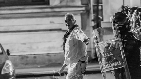 Surpriză: Cine este bărbatul în alb care a coordonat intervenția jandarmilor din Piața Victoriei