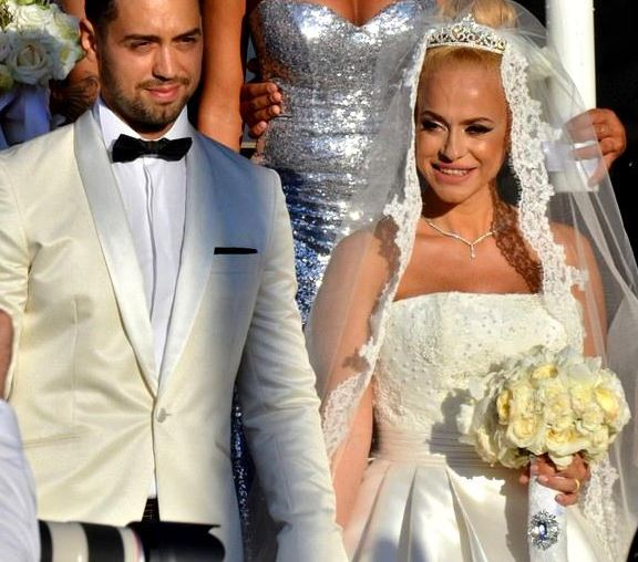 Anda Adam ar fi depus actele de divorț