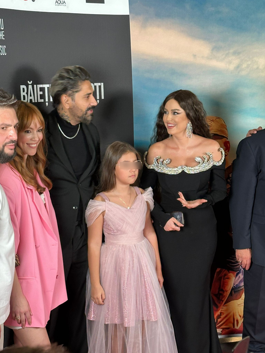Misha și Connect-R, alături de fiica lor, Maya, la evenimentul de lansare a filmului „Băieți deștepți”