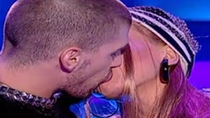 Anda Adam face orice pentru un show perfect! S-a sărutat pasional cu un balerin, sub privirile colegilor de breaslă