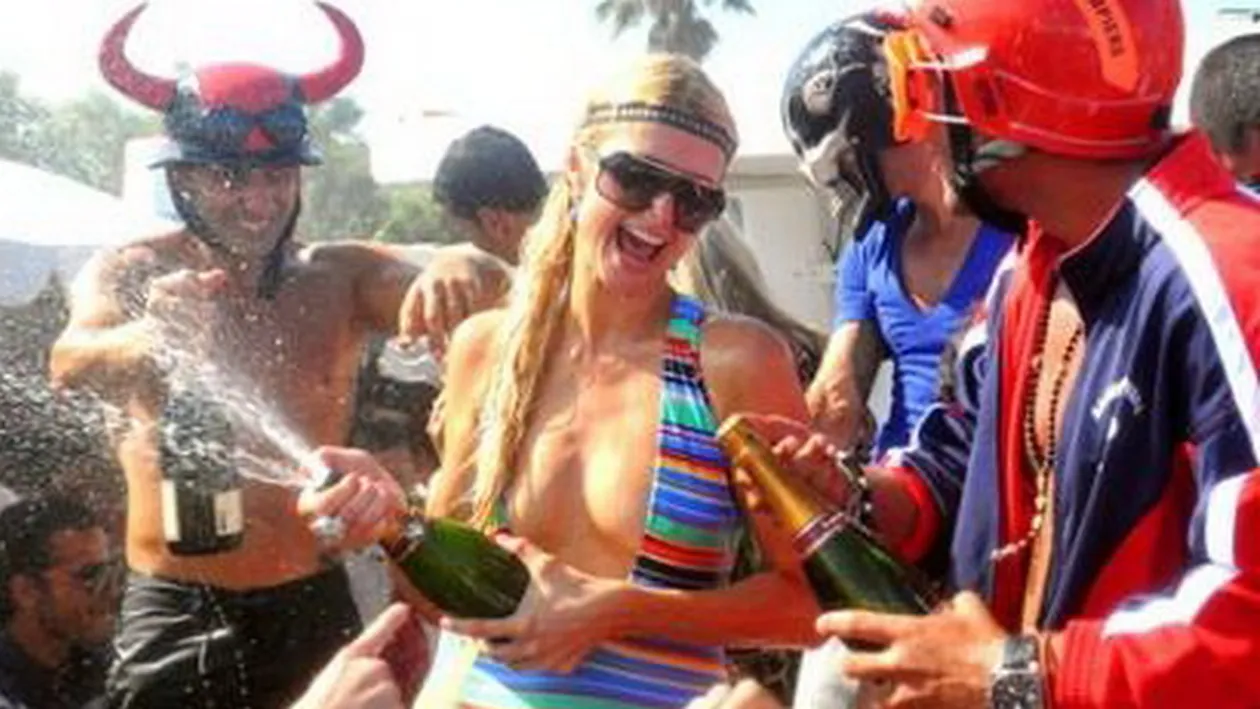 Jay Smith incinge spiritele pe Facebook! Afla ce se intampla acum pe ce cea mai luxoasa statiune de pe Coasta de Azur!