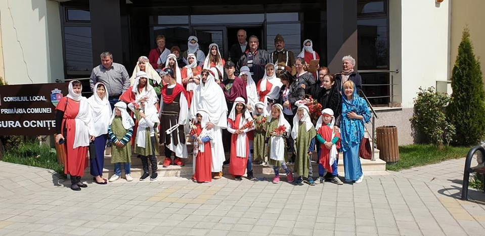 Tinerii au refăcut Drumul Crucii la Gura Ocniţei