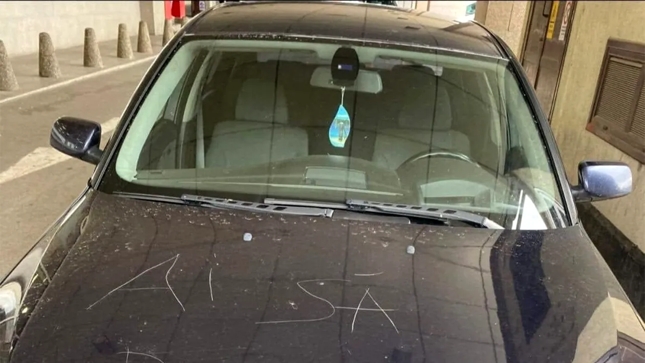 Ce mesaj a primit un șofer din Iași, zgâriat pe capota BMW-ului său: Ai să..