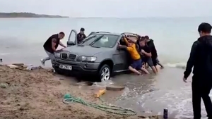 Cine este șoferul care a rămas cu BMW-ul îngropat în plaja din Vama Veche