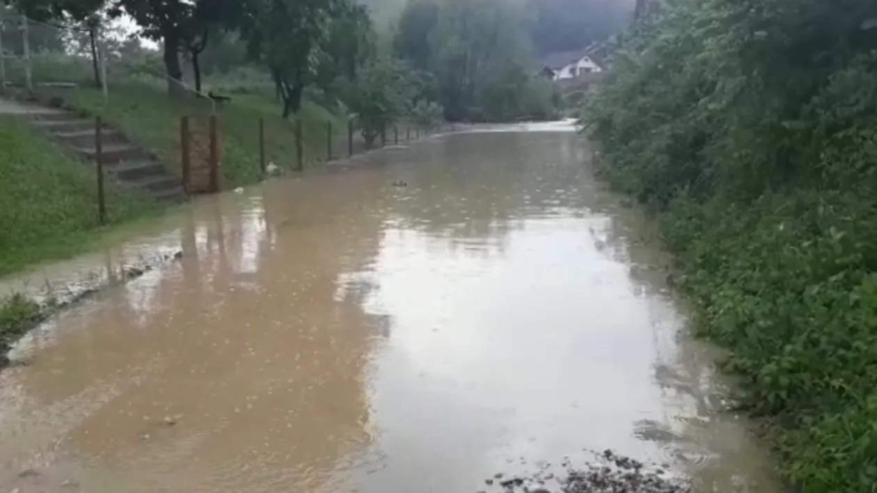 Cod portocaliu de inundații pe râuri din județele Argeș și Vâlcea, până vineri noaptea